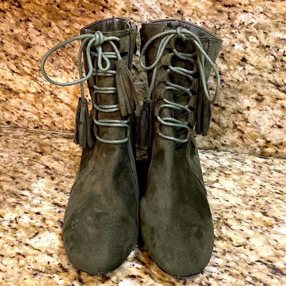 Hot kiss 💋 green lacey boots